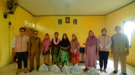 Foto bersama jajaran PLN UIW NTB, pemerintah desa, dan perwakilan warga penerima bantuan banjir di Desa Kabul, Lombok Tengah.(Dok. PLN)