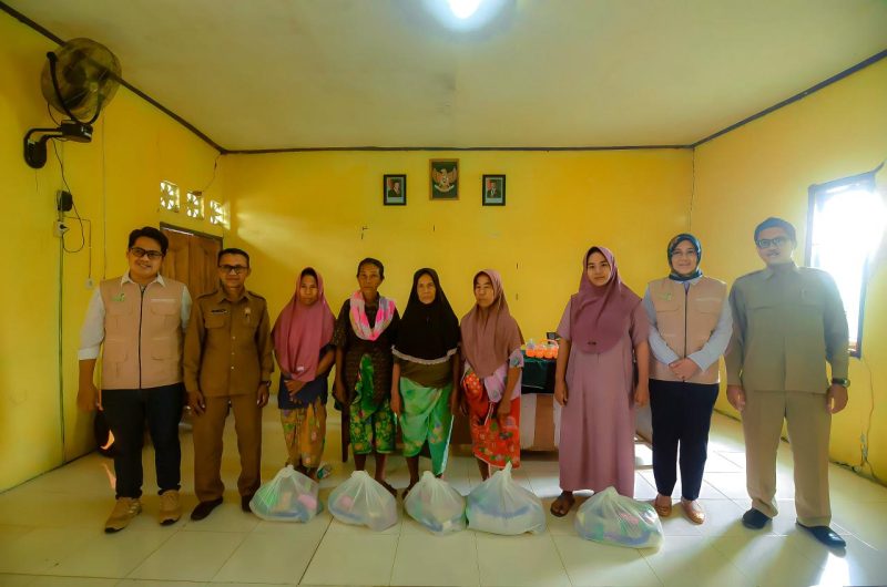 Foto bersama jajaran PLN UIW NTB, pemerintah desa, dan perwakilan warga penerima bantuan banjir di Desa Kabul, Lombok Tengah.(Dok. PLN)
