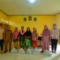 Foto bersama jajaran PLN UIW NTB, pemerintah desa, dan perwakilan warga penerima bantuan banjir di Desa Kabul, Lombok Tengah.(Dok. PLN)