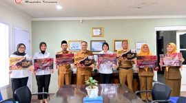 Jajaran pejabat dan pegawai Pemerintah Daerah berfoto bersama usai kegiatan sosialisasi pencegahan kekerasan terhadap perempuan dan anak sambil memegang poster kampanye edukatif di ruang rapat kantor pemerintahan.(Foto: Diskominfotik NTB)