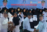 Bupati Lombok Barat Lalu Ahmad Zaini menyerahkan SK pengangkatan kepada PPPK Paruh Waktu di Bencingah Agung, Rabu (28/1).(Foto: Dok. Taufik Natanagara)