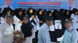 Bupati Lombok Barat Lalu Ahmad Zaini menyerahkan SK pengangkatan kepada PPPK Paruh Waktu di Bencingah Agung, Rabu (28/1).(Foto: Dok. Taufik Natanagara)