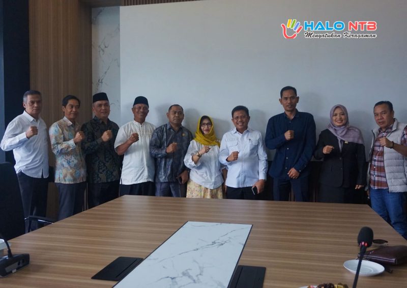 Bupati Lombok Barat Lalu Ahmad Zaini bersama Bamus DPRD Provinsi NTB saat rapat koordinasi di Ruang Jayangrana, Kamis (28/1/2026).(Foto: Dok. Taufik Natanagara)