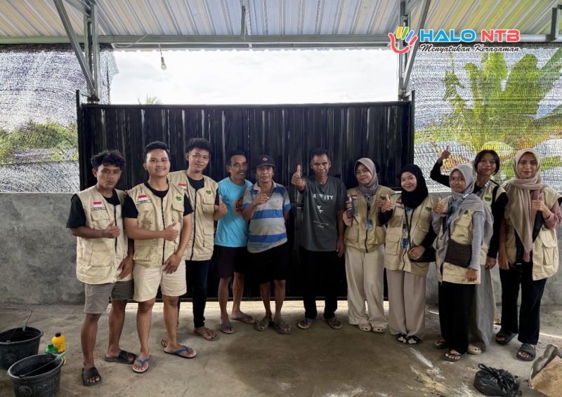 Mahasiswa KKN Universitas Mataram (UNRAM) bersama warga Desa Tirtanadi berpose usai menyiapkan pupuk kompos berbahan kotoran sapi sebagai upaya pengelolaan limbah ternak ramah lingkungan dan bernilai ekonomi di Lombok Timur.(Foto: Dok. Taufik Natanagara)