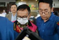 Suasana pengawalan tersangka kasus pengadaan lahan MXGP Samota di kantor Kejati NTB, Kamis (29/1).(Foto: Istimewa)