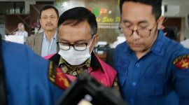 Suasana pengawalan tersangka kasus pengadaan lahan MXGP Samota di kantor Kejati NTB, Kamis (29/1).(Foto: Istimewa)