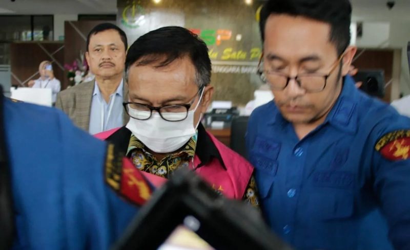 Suasana pengawalan tersangka kasus pengadaan lahan MXGP Samota di kantor Kejati NTB, Kamis (29/1).(Foto: Istimewa)