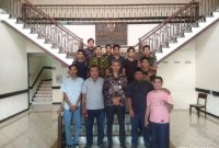 Perwakilan Asosiasi Pemuda Koperasi Tambang Rakyat berfoto bersama Kepala Ombudsman RI Perwakilan NTB usai menyampaikan aduan dugaan maladministrasi izin pertambangan rakyat di Kantor Ombudsman NTB.(Foto: Dok. Taufik Natanagara)