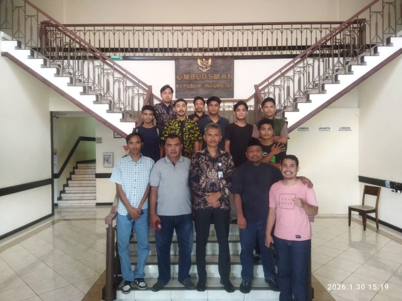 Perwakilan Asosiasi Pemuda Koperasi Tambang Rakyat berfoto bersama Kepala Ombudsman RI Perwakilan NTB usai menyampaikan aduan dugaan maladministrasi izin pertambangan rakyat di Kantor Ombudsman NTB.(Foto: Dok. Taufik Natanagara)