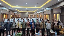 Rektor UIN Mataram bersama jajaran Kemenag NTB dan pimpinan FDIK saat pembukaan Sertifikasi Pembimbing Haji dan Umrah di Mataram.(Foto: Dok. Taufik Natanagara)