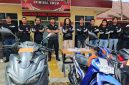 im Puma Jatanras Ditreskrimum Polda NTB menunjukkan barang bukti sepeda motor dan perlengkapan yang digunakan SR, residivis jambret asal Lombok Tengah, usai penangkapan pelaku.(Dok.Humas Polda NTB)