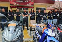im Puma Jatanras Ditreskrimum Polda NTB menunjukkan barang bukti sepeda motor dan perlengkapan yang digunakan SR, residivis jambret asal Lombok Tengah, usai penangkapan pelaku.(Dok.Humas Polda NTB)