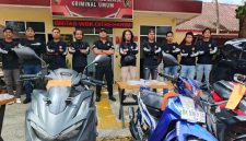 im Puma Jatanras Ditreskrimum Polda NTB menunjukkan barang bukti sepeda motor dan perlengkapan yang digunakan SR, residivis jambret asal Lombok Tengah, usai penangkapan pelaku.(Dok.Humas Polda NTB)