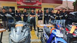 im Puma Jatanras Ditreskrimum Polda NTB menunjukkan barang bukti sepeda motor dan perlengkapan yang digunakan SR, residivis jambret asal Lombok Tengah, usai penangkapan pelaku.(Dok.Humas Polda NTB)