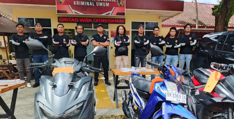 im Puma Jatanras Ditreskrimum Polda NTB menunjukkan barang bukti sepeda motor dan perlengkapan yang digunakan SR, residivis jambret asal Lombok Tengah, usai penangkapan pelaku.(Dok.Humas Polda NTB)