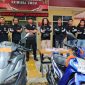 im Puma Jatanras Ditreskrimum Polda NTB menunjukkan barang bukti sepeda motor dan perlengkapan yang digunakan SR, residivis jambret asal Lombok Tengah, usai penangkapan pelaku.(Dok.Humas Polda NTB)