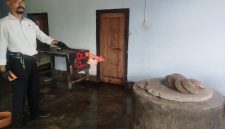 Petugas Inafis Polres Lombok Barat melakukan olah TKP di lokasi penganiayaan berat di Desa Dasan Tapen, Gerung, dengan menandai area kejadian menggunakan police line dan penunjuk barang bukti.(Foto: Istimewa)