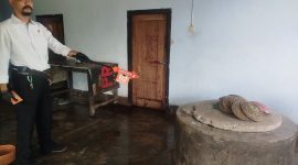 Petugas Inafis Polres Lombok Barat melakukan olah TKP di lokasi penganiayaan berat di Desa Dasan Tapen, Gerung, dengan menandai area kejadian menggunakan police line dan penunjuk barang bukti.(Foto: Istimewa)