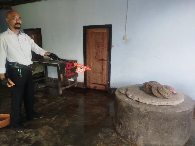 Petugas Inafis Polres Lombok Barat melakukan olah TKP di lokasi penganiayaan berat di Desa Dasan Tapen, Gerung, dengan menandai area kejadian menggunakan police line dan penunjuk barang bukti.(Foto: Istimewa)