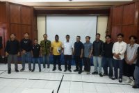 Aliansi Pemuda Koperasi Tambang Rakyat saat melakukan hearing dan menyampaikan protes di Dinas ESDM Provinsi NTB.(Foto: Dok. Taufik Natanagara)