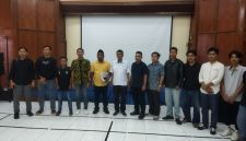 Aliansi Pemuda Koperasi Tambang Rakyat saat melakukan hearing dan menyampaikan protes di Dinas ESDM Provinsi NTB.(Foto: Dok. Taufik Natanagara)