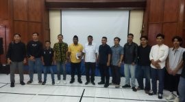 Aliansi Pemuda Koperasi Tambang Rakyat saat melakukan hearing dan menyampaikan protes di Dinas ESDM Provinsi NTB.(Foto: Dok. Taufik Natanagara)