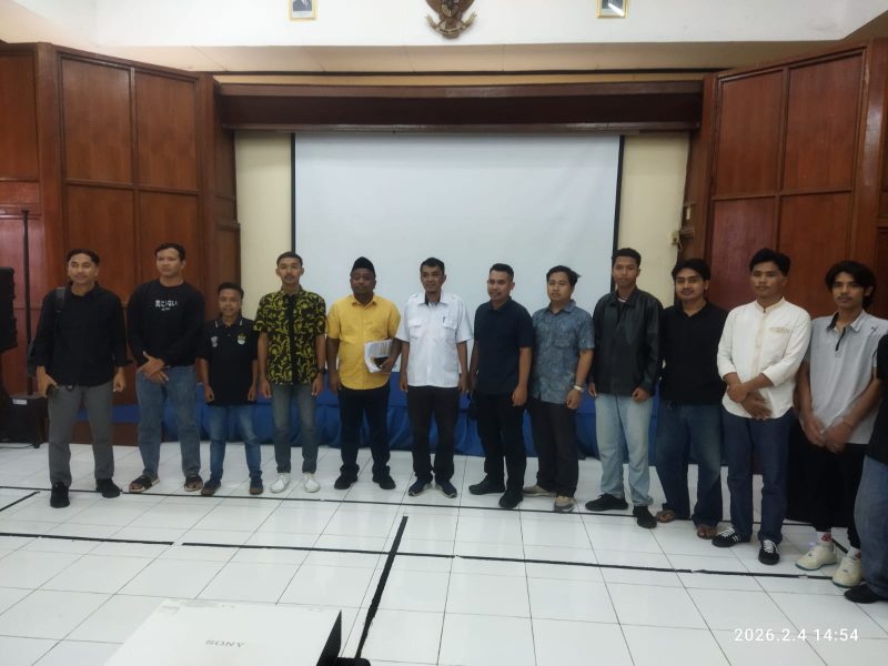 Aliansi Pemuda Koperasi Tambang Rakyat saat melakukan hearing dan menyampaikan protes di Dinas ESDM Provinsi NTB.(Foto: Dok. Taufik Natanagara)