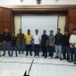 Aliansi Pemuda Koperasi Tambang Rakyat saat melakukan hearing dan menyampaikan protes di Dinas ESDM Provinsi NTB.(Foto: Dok. Taufik Natanagara)