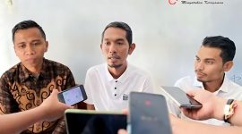 Kiri (berbaju batik) Idham Halid, M.Si., Wakil Rektor III UNBIM; tengah Syahrul, S.Sos., M.M., Kepala Bagian Kemahasiswaan; kanan Hizriyansah, M.P.H., Wakil Rektor I, saat memberikan klarifikasi terkait isu KIP Kuliah.(Foto: Dok. Taufik Natanagara)