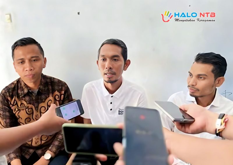 Kiri (berbaju batik) Idham Halid, M.Si., Wakil Rektor III UNBIM; tengah Syahrul, S.Sos., M.M., Kepala Bagian Kemahasiswaan; kanan Hizriyansah, M.P.H., Wakil Rektor I, saat memberikan klarifikasi terkait isu KIP Kuliah.(Foto: Dok. Taufik Natanagara)