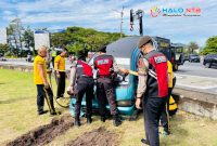Personel Direktorat Samapta Polda NTB saat melakukan evakuasi kendaraan roda empat yang mengalami kecelakaan di Bundaran Gerung, Lombok Barat.(Foto: Istimewa)