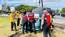 Personel Direktorat Samapta Polda NTB saat melakukan evakuasi kendaraan roda empat yang mengalami kecelakaan di Bundaran Gerung, Lombok Barat.(Foto: Istimewa)