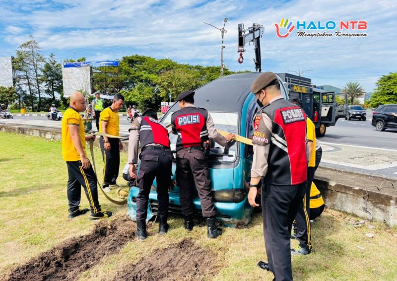 Personel Direktorat Samapta Polda NTB saat melakukan evakuasi kendaraan roda empat yang mengalami kecelakaan di Bundaran Gerung, Lombok Barat.(Foto: Istimewa)