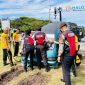 Personel Direktorat Samapta Polda NTB saat melakukan evakuasi kendaraan roda empat yang mengalami kecelakaan di Bundaran Gerung, Lombok Barat.(Foto: Istimewa)