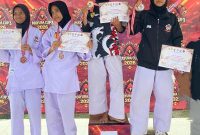 Atlet karate MAN Lombok Barat berpose usai meraih medali emas dan perak pada Kejuaraan Daerah Karate Mayura Cup 3 di Kota Mataram.(Foto: humas MAN Lobar)