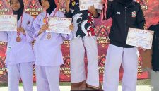 Atlet karate MAN Lombok Barat berpose usai meraih medali emas dan perak pada Kejuaraan Daerah Karate Mayura Cup 3 di Kota Mataram.(Foto: humas MAN Lobar)