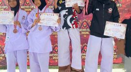 Atlet karate MAN Lombok Barat berpose usai meraih medali emas dan perak pada Kejuaraan Daerah Karate Mayura Cup 3 di Kota Mataram.(Foto: humas MAN Lobar)