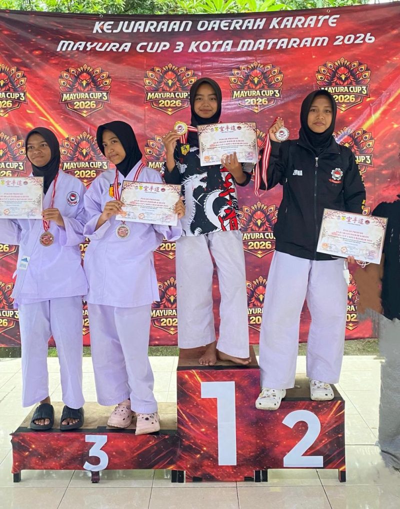 Atlet karate MAN Lombok Barat berpose usai meraih medali emas dan perak pada Kejuaraan Daerah Karate Mayura Cup 3 di Kota Mataram.(Foto: humas MAN Lobar)