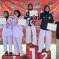 Atlet karate MAN Lombok Barat berpose usai meraih medali emas dan perak pada Kejuaraan Daerah Karate Mayura Cup 3 di Kota Mataram.(Foto: humas MAN Lobar)