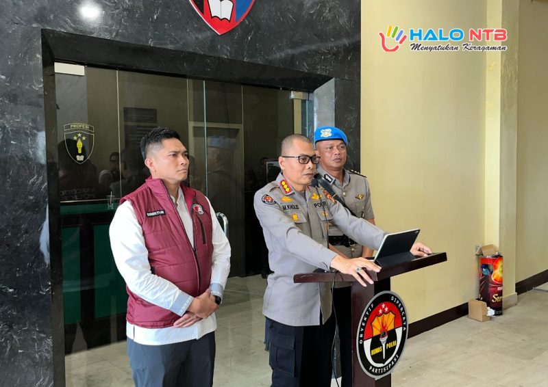 Kabid Humas Polda NTB Kombes Pol Muhammad Kholid menyampaikan keterangan pers terkait penetapan tersangka kasus narkotika yang melibatkan Kasat Narkoba Polres Bima Kota, di Mapolda NTB, Mataram.(Dok.istimewa)