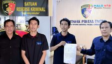 Wartawan Wartalombok.com, Moh. Helmi (tengah), didampingi Ketua JOIN NTB Ramli (kanan) dan perwakilan organisasi pers, saat menyerahkan surat pengaduan terkait dugaan intimidasi saat menjalankan tugas jurnalistik kepada Satreskrim Polres Lombok Barat, Senin (9/2/2026).(Dok.istimewa)