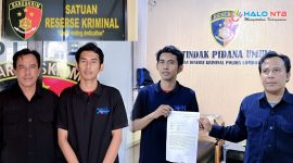 Wartawan Wartalombok.com, Moh. Helmi (tengah), didampingi Ketua JOIN NTB Ramli (kanan) dan perwakilan organisasi pers, saat menyerahkan surat pengaduan terkait dugaan intimidasi saat menjalankan tugas jurnalistik kepada Satreskrim Polres Lombok Barat, Senin (9/2/2026).(Dok.istimewa)