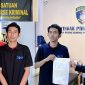 Wartawan Wartalombok.com, Moh. Helmi (tengah), didampingi Ketua JOIN NTB Ramli (kanan) dan perwakilan organisasi pers, saat menyerahkan surat pengaduan terkait dugaan intimidasi saat menjalankan tugas jurnalistik kepada Satreskrim Polres Lombok Barat, Senin (9/2/2026).(Dok.istimewa)