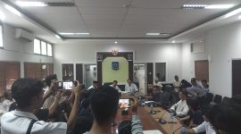 Puluhan massa dari Asosiasi Pemuda NTB menggelar audiensi di Aula Anggrek Kantor Gubernur NTB, Rabu (11/2/2026), menuntut percepatan penerbitan Izin Pertambangan Rakyat (IPR) bagi koperasi tambang.(foto. istimewa)