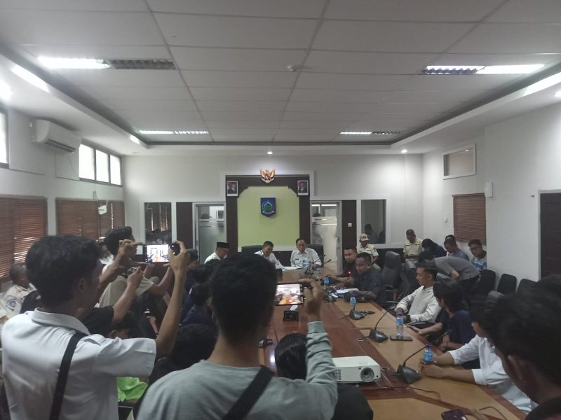 Puluhan massa dari Asosiasi Pemuda NTB menggelar audiensi di Aula Anggrek Kantor Gubernur NTB, Rabu (11/2/2026), menuntut percepatan penerbitan Izin Pertambangan Rakyat (IPR) bagi koperasi tambang.(foto. istimewa)