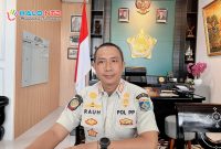 Kasat Pol PP Lombok Barat I Ketut Rauh bersama jajaran memberikan klarifikasi kepada awak media terkait isu pengusiran petugas saat penertiban siswa bolos sekolah di Kecamatan Kuripan, Rabu (11/2).(foto. istimewa)