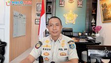 Kasat Pol PP Lombok Barat I Ketut Rauh bersama jajaran memberikan klarifikasi kepada awak media terkait isu pengusiran petugas saat penertiban siswa bolos sekolah di Kecamatan Kuripan, Rabu (11/2).(foto. istimewa)