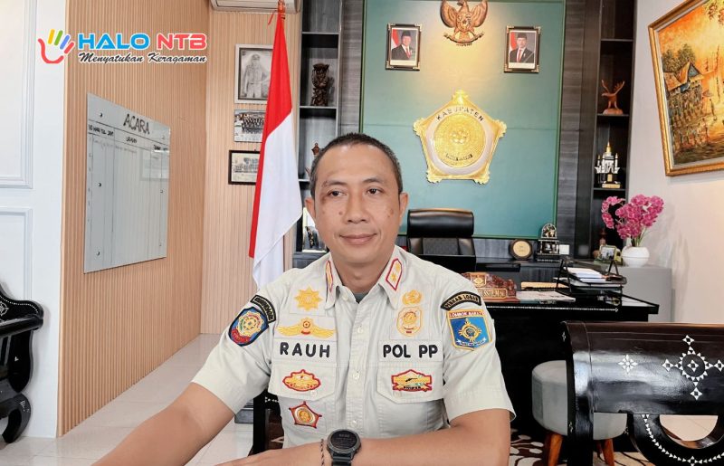 Kasat Pol PP Lombok Barat I Ketut Rauh bersama jajaran memberikan klarifikasi kepada awak media terkait isu pengusiran petugas saat penertiban siswa bolos sekolah di Kecamatan Kuripan, Rabu (11/2).(foto. istimewa)