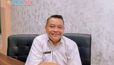 Kepala DSP3A Lombok Barat, Arief Suryawirawan, memberikan keterangan terkait penonaktifan 47.000 peserta BPJS PBI dan langkah reaktivasi yang disiapkan pemerintah daerah.(Foto: Dok. Taufik Natanagara)