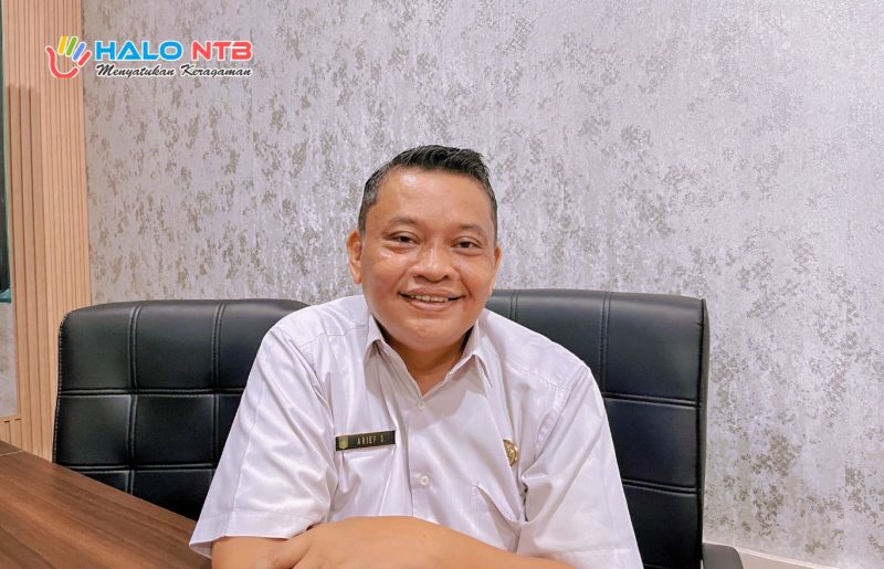 Kepala DSP3A Lombok Barat, Arief Suryawirawan, memberikan keterangan terkait penonaktifan 47.000 peserta BPJS PBI dan langkah reaktivasi yang disiapkan pemerintah daerah.(Foto: Dok. Taufik Natanagara)